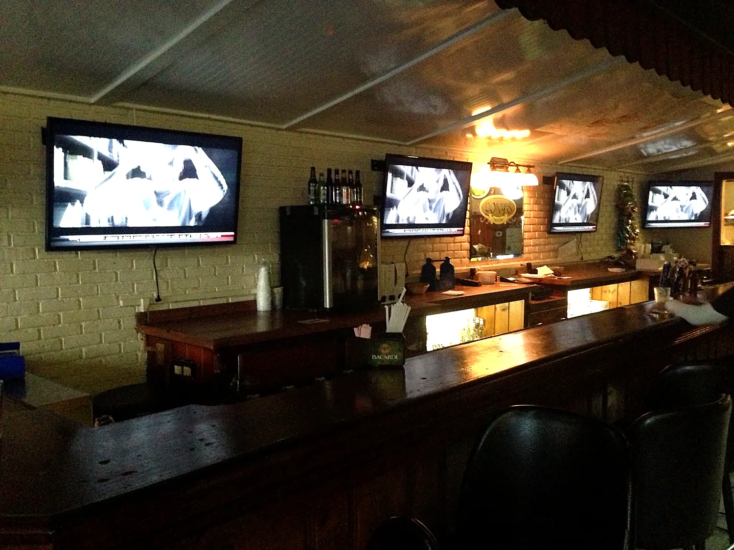Sports bar with multiple displays